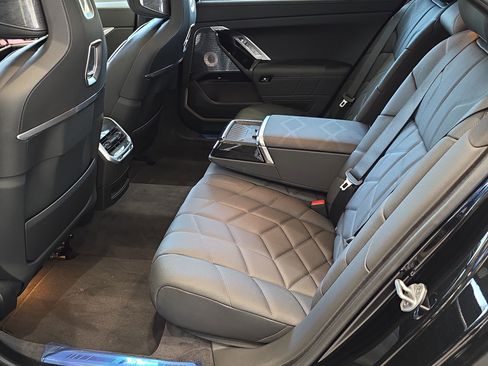 New 2025 BMW i7 M70 w/ Executive Package image 16