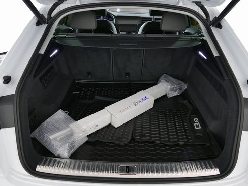 Used 2024 Audi Q8 Premium image 29