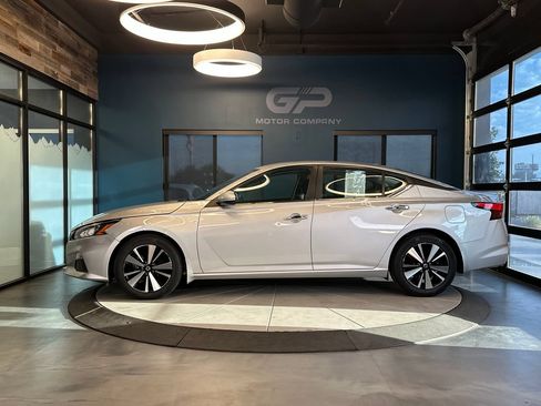 Used 2022 Nissan Altima 2.5 SV FWD image 6
