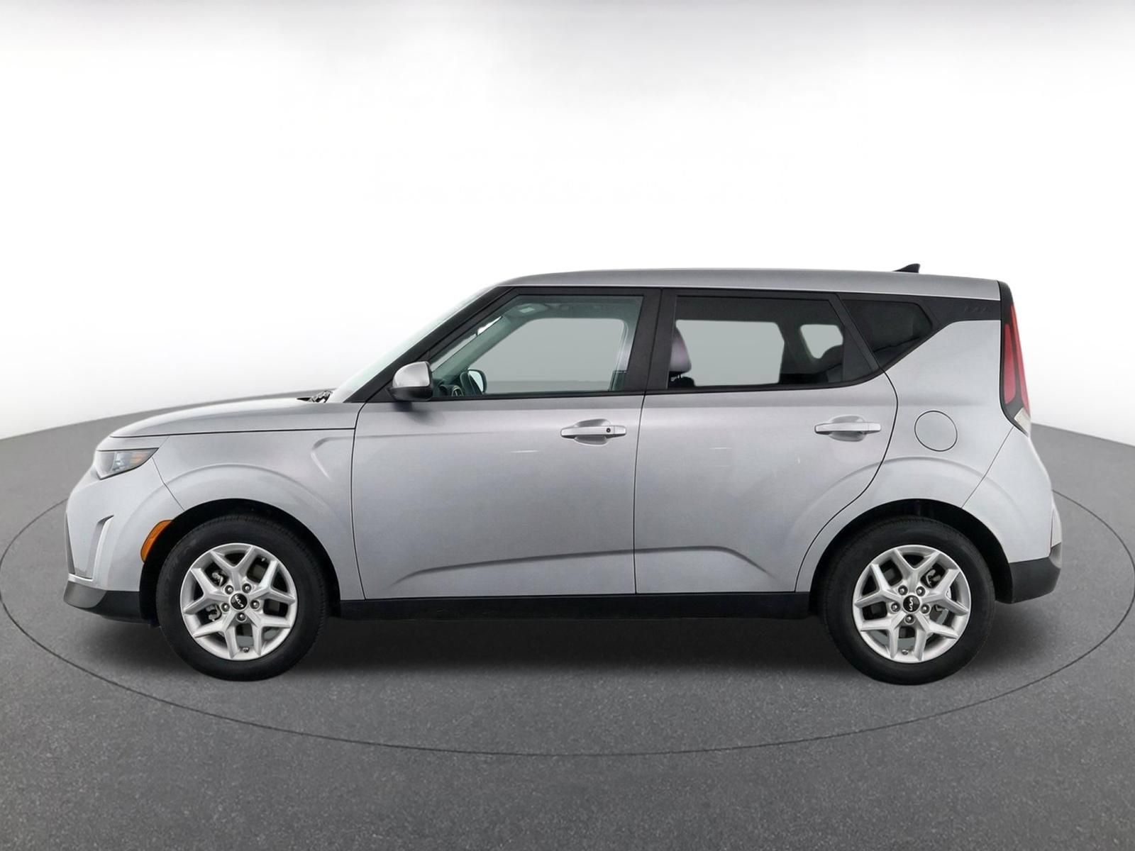 Used 2025 Kia Soul LX w/ LX Technology Package FWD image 4