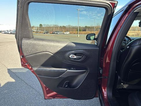 Used 2019 Jeep Cherokee Latitude Plus w/ Comfort/Convenience Group image 22