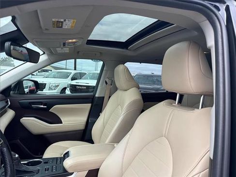 Used 2021 Toyota Highlander XLE image 19