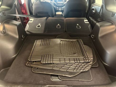 Used 2019 Jeep Cherokee Latitude w/ Popular Appearance Group FWD image 25