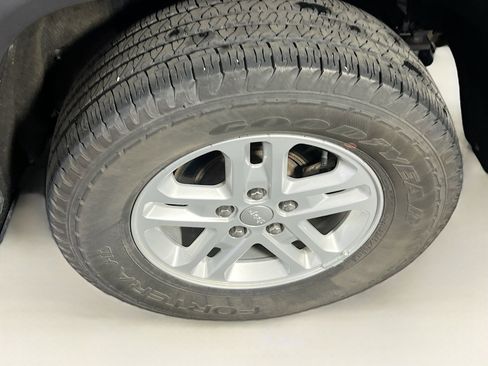 Used 2023 Jeep Grand Cherokee Laredo image 27