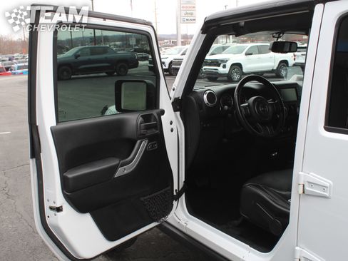 Used 2018 Jeep Wrangler Unlimited Rubicon w/ Cold Weather Group image 10