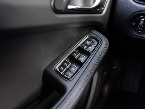 Used 2026 Porsche Macan AWD/4WD image 21