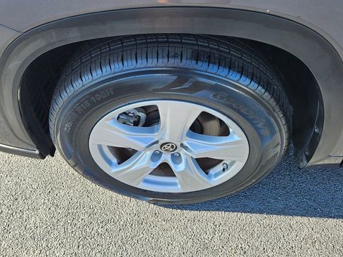 Certified 2023 Toyota Highlander L image 18