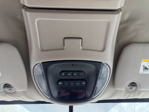 Used 2007 Chrysler Town & Country Limited FWD image 16