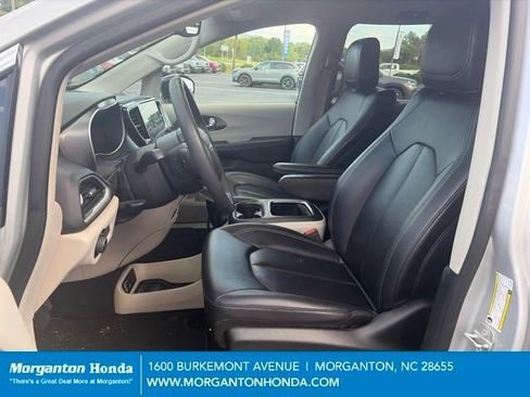 Used 2024 Chrysler Pacifica Touring-L FWD image 13