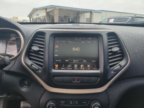 Used 2015 Jeep Cherokee Latitude w/ Comfort/Convenience Group image 18