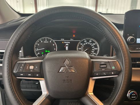 Used 2023 Mitsubishi Outlander SE image 13