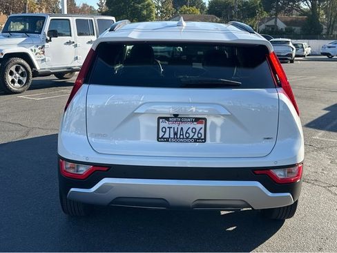 Certified 2025 Kia Niro EX image 5