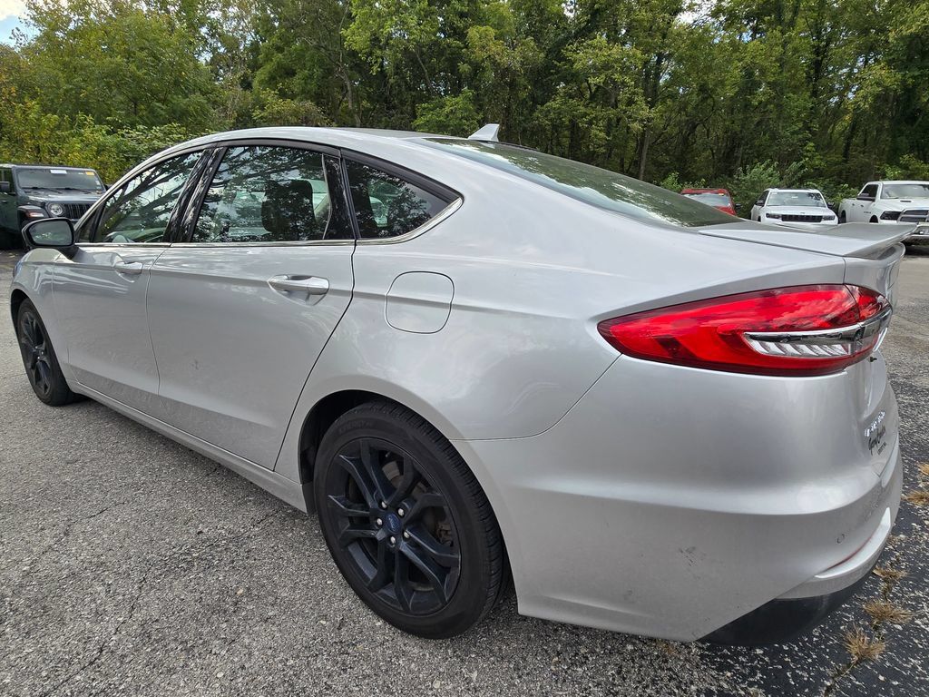 Used 2019 Ford Fusion SE w/ Equipment Group 151A FWD image 4