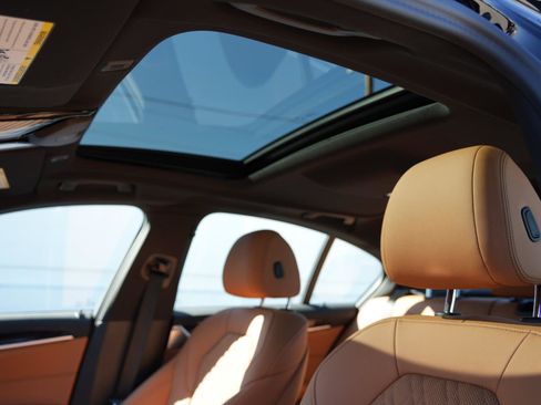 Used 2023 BMW 530e w/ Premium Package image 13