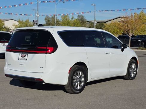 New 2026 Chrysler Pacifica Select AWD/4WD image 12