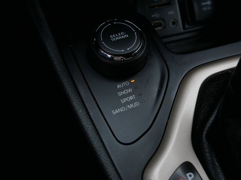 Used 2017 Jeep Cherokee Latitude AWD/4WD image 27