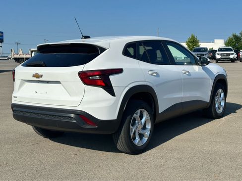 Used 2024 Chevrolet Trax LS w/ LS Convenience Package FWD image 5