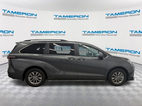 Used 2025 Toyota Sienna LE FWD image 6