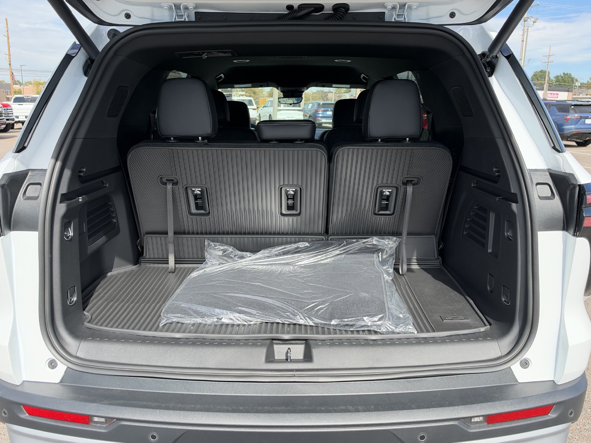 New 2027 Chevrolet Traverse LT w/ Driver Confidence Package FWD image 12