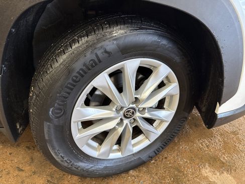 Used 2023 Toyota Corolla Cross LE w/ Moonroof Package image 12