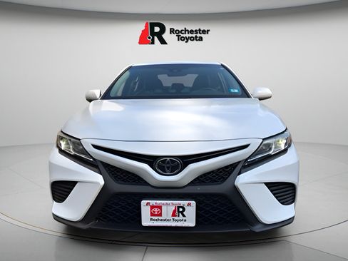 Used 2018 Toyota Camry SE w/ Moonroof Package FWD image 2