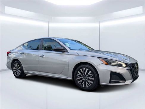 Used 2024 Nissan Altima 2.5 SV FWD image 1