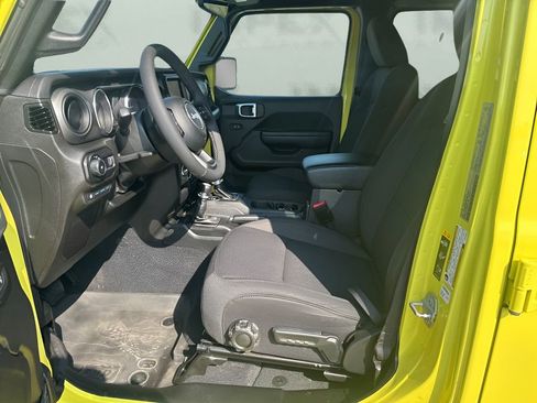 Used 2023 Jeep Wrangler Unlimited w/ Sun & Screen Package image 9