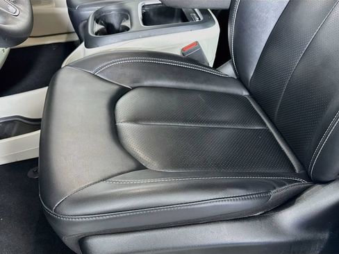 Used 2024 Chrysler Pacifica Touring-L FWD image 18