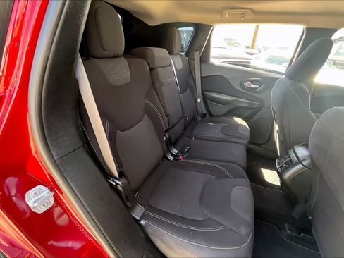 Used 2016 Jeep Cherokee Latitude w/ Comfort & Sound Group image 18