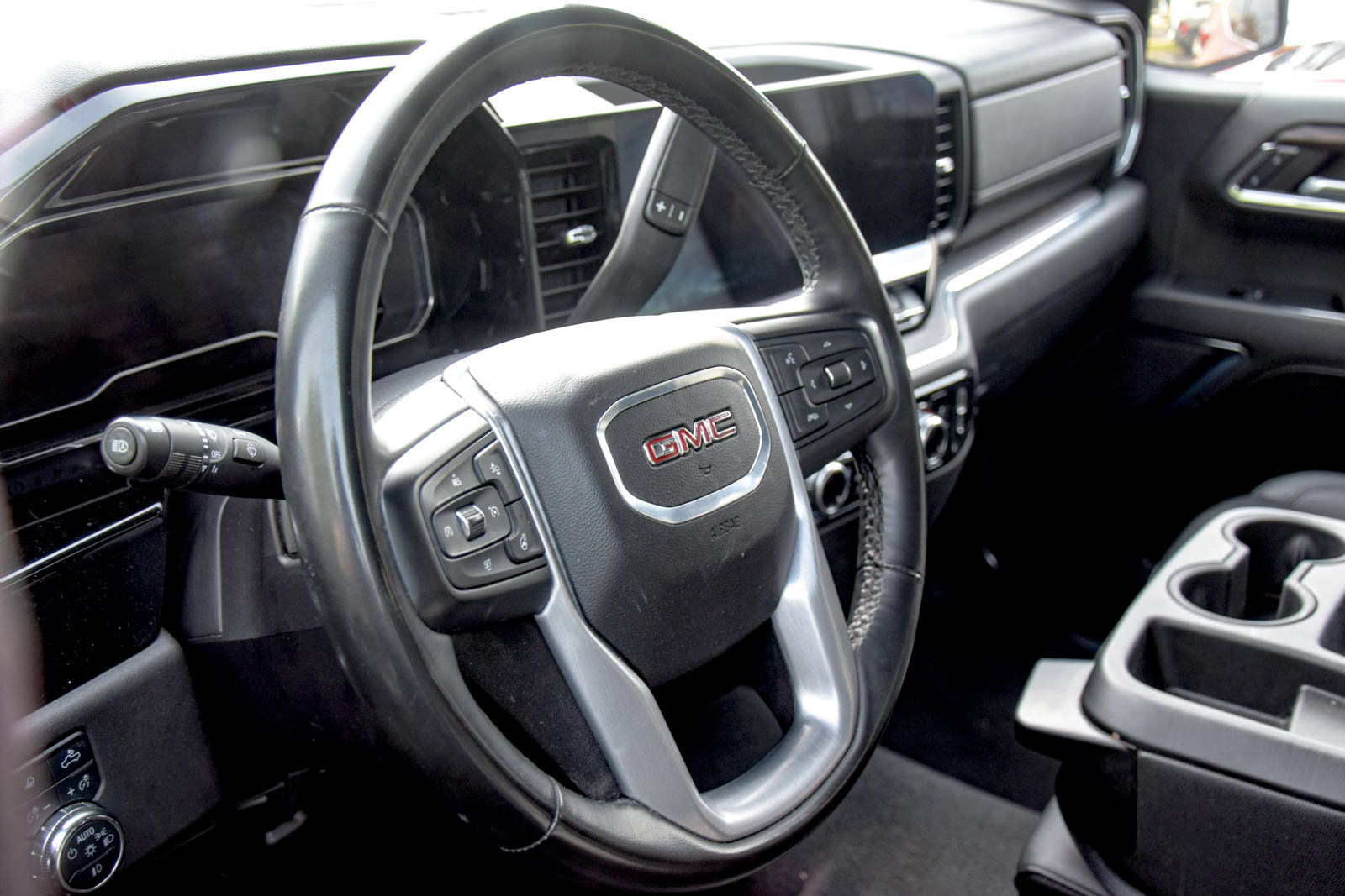 Used 2024 GMC Sierra 1500 SLT AWD/4WD image 21