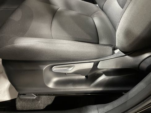 Used 2025 Toyota Corolla Cross LE image 9