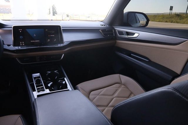 Used 2025 Volkswagen Atlas Cross Sport SE FWD image 28