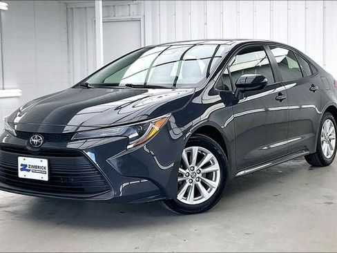 Used 2023 Toyota Corolla LE w/ LE Premium Package FWD image 2