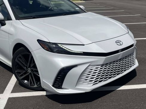 Used 2025 Toyota Camry XSE FWD image 9