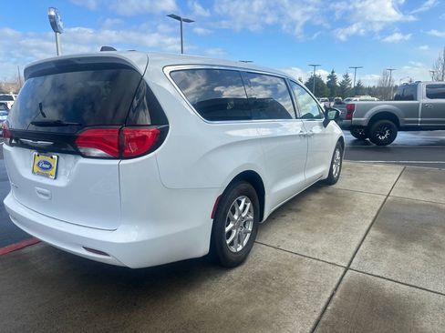 Used 2023 Chrysler Voyager LX image 4