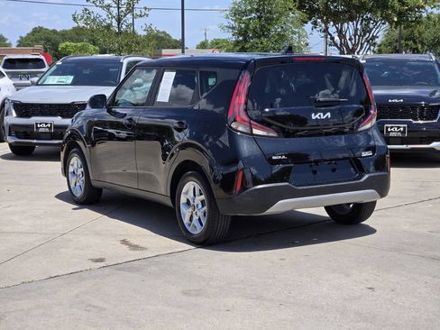 Used 2025 Kia Soul LX w/ LX Technology Package FWD image 3