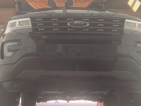 Used 2017 Ford Explorer XLT w/ Equipment Group 202A image 3