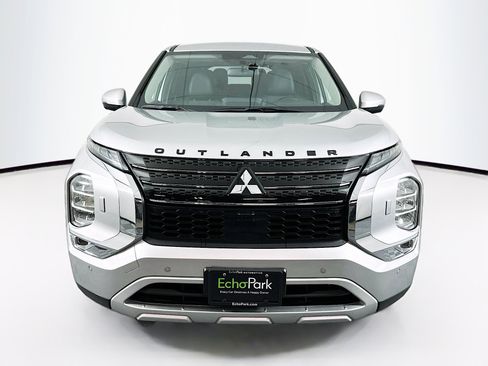 Used 2024 Mitsubishi Outlander SE image 2