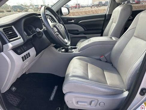 Used 2019 Toyota Highlander Limited image 24