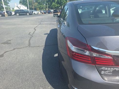Used 2017 Honda Accord LX image 9