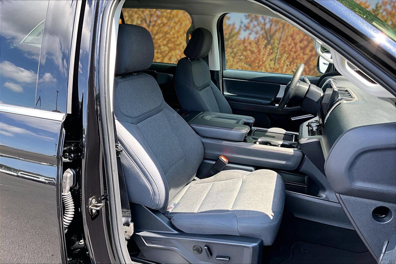 Certified 2025 Ford Expedition Active RWD image 9