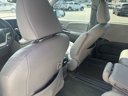 Used 2015 Toyota Sienna XLE Premium FWD image 24