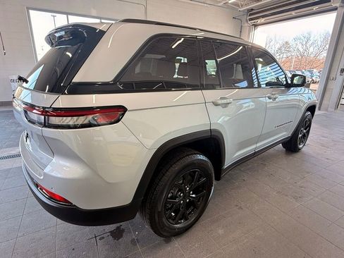 Used 2025 Jeep Grand Cherokee Altitude AWD/4WD image 9