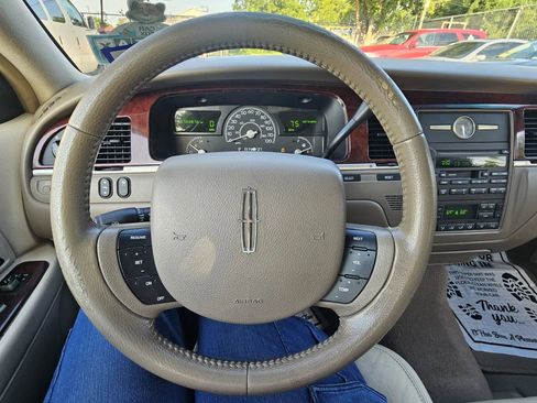 Used 2005 Lincoln Town Car Signature RWD image 19