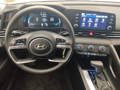 Used 2025 Hyundai Elantra SE FWD image 22