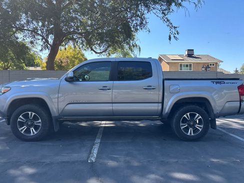 Used 2017 Toyota Tacoma TRD Sport w/ Tow Package RWD image 6