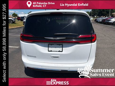 Used 2025 Chrysler Pacifica Select FWD image 4