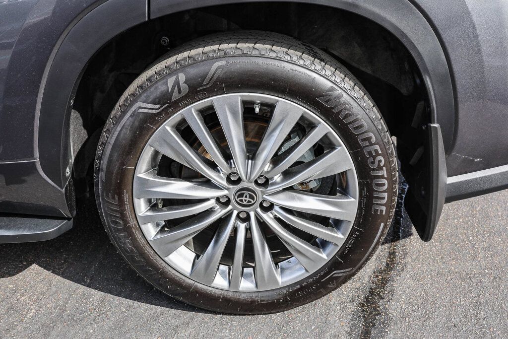 Used 2023 Toyota Highlander Platinum AWD/4WD image 32