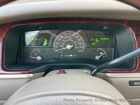 Used 2003 Lincoln Town Car Signature RWD image 20