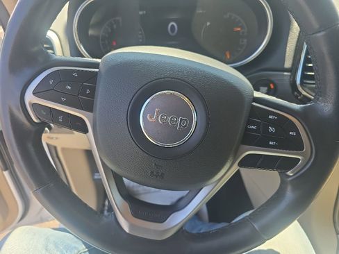 Used 2022 Jeep Grand Cherokee Laredo E AWD/4WD image 18